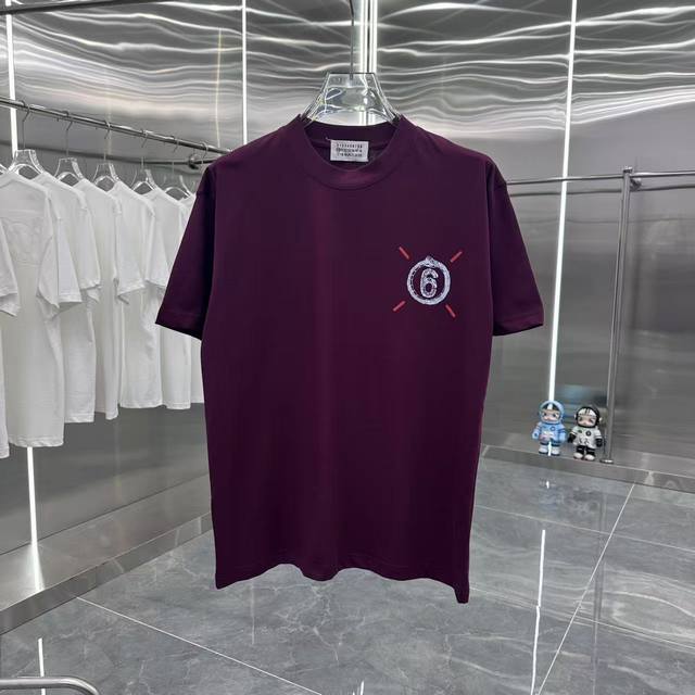 P100 Mm6 马吉拉 2025春夏新款260克 短袖T恤 个性印花 男女同款宽松版 S M L Xl Xxl 五个码 黑色 白色 酒红色