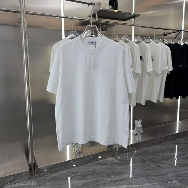 P100 Low2025春夏新款 经典Logo绣花个性款圆领短袖Tee 实物很棒男女同款宽松版 尺码 S M L Xl Xxl 五个码 黑色 白色