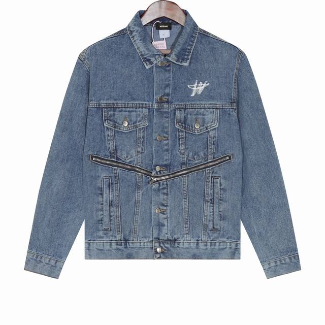 特价100 S1 M2 L1 Xl3不退换 上新 We11Done 24Ss 印花斜拉链水洗牛仔外套- 面料采用定织定染加厚牛仔材质， 全喷马骝褪色做旧效果，手