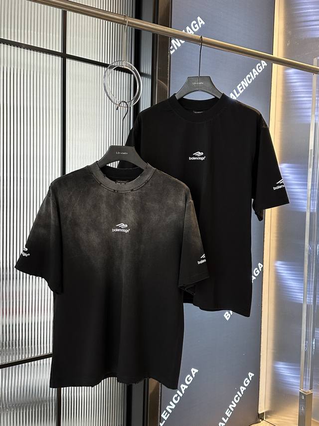 黑色 P120 水洗 P120 顶级版本 区别通货 巴黎世家 M小标Logo字母刺绣重工洗水做旧短袖T恤 三标、面料对版 顶级版本 手工骨位磨破 面料: 300