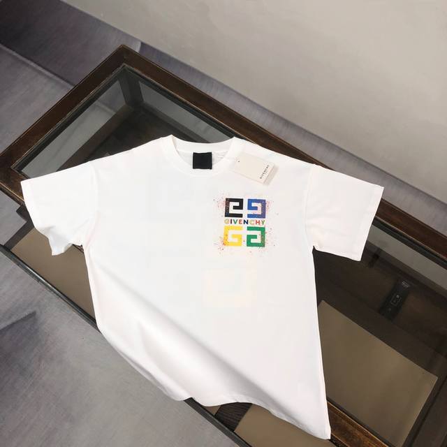 100Giv*Enchy 纪梵希 25Ss专柜同款圆领短袖T恤～特供定制面料！ 厚板立体！衣服偏厚使整体高透气和柔软性的质感更加凸显，饱满的棉质感引起极度舒适。