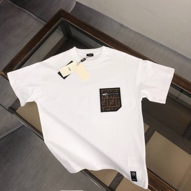 100Fen*Di 芬迪 24Ss专柜同款圆领短袖T～定制棉质面料～ 厚板立体！衣服偏厚使整体高透气和柔软性的质感更加凸显，饱满的棉质感引起极度舒适。高端人士必
