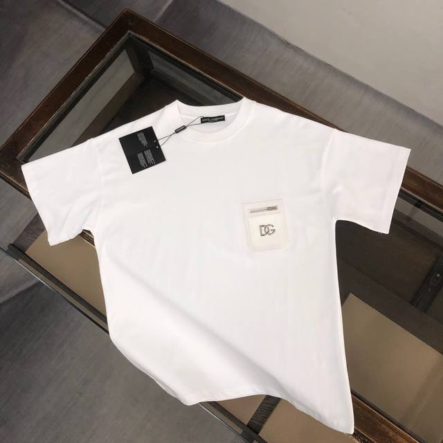 100Dolce&Gabbana 24Ss专柜同款圆领短袖T恤 定制棉质面料 ！厚板立体！简单的假口袋设计更上档次～衣服偏厚使整体高透气和柔软性的质感更加凸显，