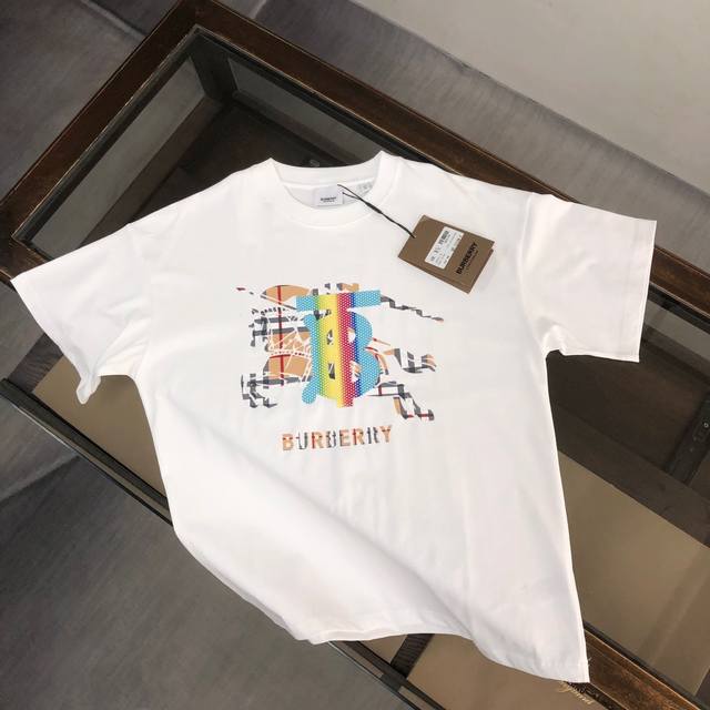 100Burberry 巴宝莉 24最新款情侣款短袖T恤～面料上身舒适透气，不僵硬，修身的剪裁，采用高定定制纯棉面料！上身舒适有型，内搭单穿都完全没问题，时尚潮