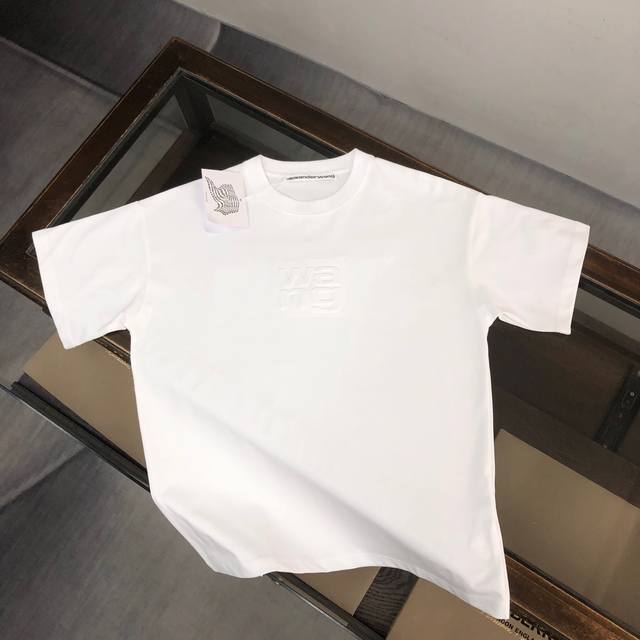100 Alexander Wang 亚历山大王 24Ss早春新款百搭短袖T恤男女同款！！ 前后品牌立体字母设计！简单大方不失档次～厚板立体！特供面料！加上紧密
