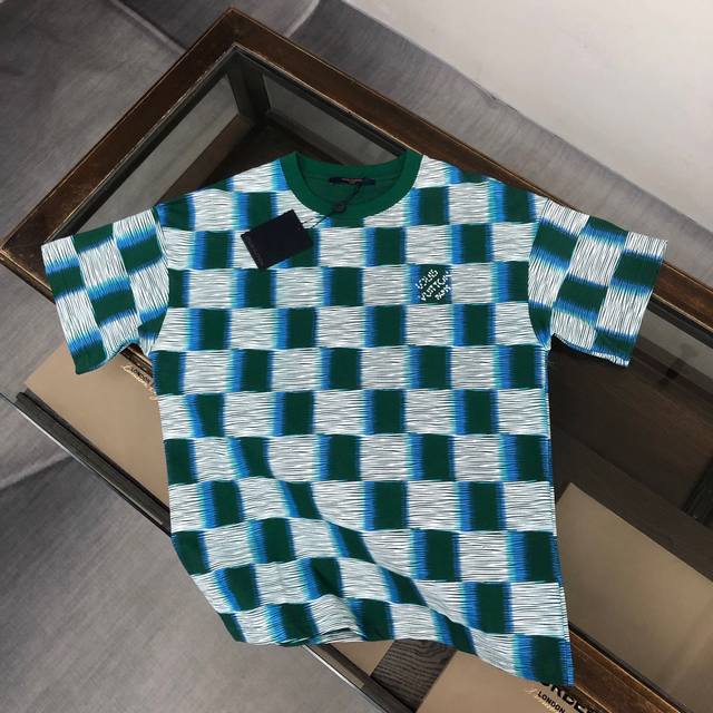 100Louis Vuitton Lv 24Ss专柜同款圆领短袖T恤 定制棉质面料 ！ 客供定制面料～厚板立体！衣服偏厚使整体高透气和柔软性的质感更加凸显，饱满
