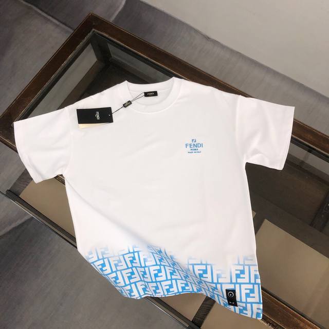 100Fendi 芬迪 24Ss专柜同款圆领短袖T恤～渐变色字母～标志性刺绣Logo点缀～定制棉质面料～ 厚板立体！衣服偏厚使整体高透气和柔软性的质感更加凸显，
