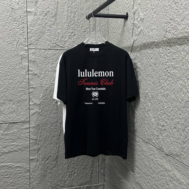 P100 Lulu*Lemon*露露 2025春夏新款短袖T恤 经典图腾签名字母印花 定制双纱平纹纯棉300面料 男女同款 颜色：黑色 白色 安哥拉红 尺码：