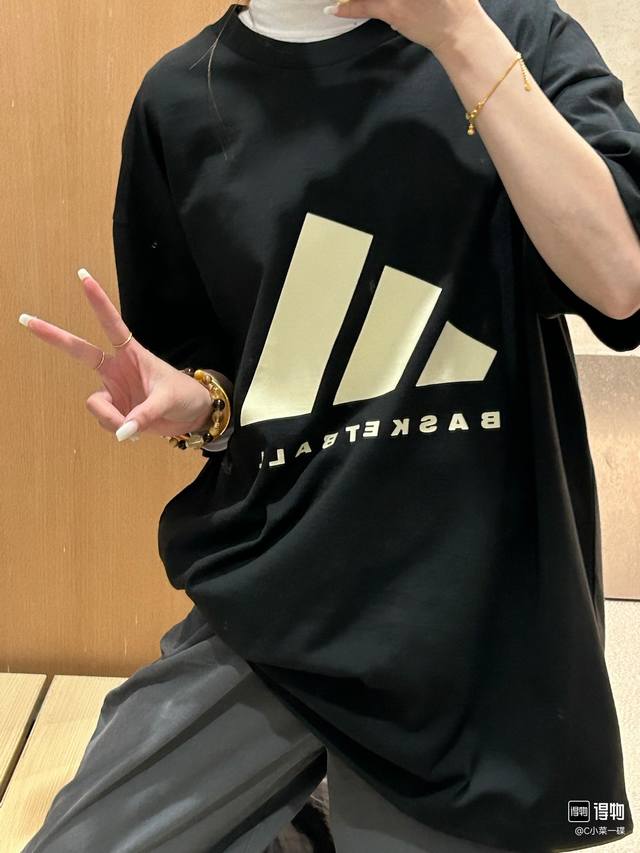 #9018 P80 资讯图 Adiaas 3.0Basketball 25Ss印花复古运动情侣短袖T恤 面料采用250G纯棉双纱，25Ss改为圆领设计，采用国标