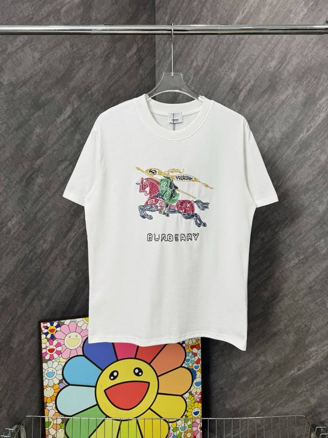 90 款号 G30 巴宝莉彩色战马刺绣圆领短袖 Burberry官网Zp同步新款T恤 面料采用32支双纱280克高克重纯棉面料 同缸定织定染原版同色螺纹 进口机