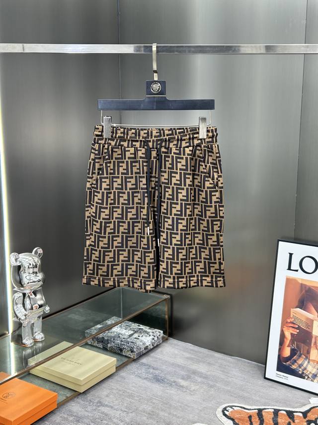 P110 Fendi 2025春夏新款提花针织短裤，高密度提花针织工艺，版型紧致立体，定制裤绳五金质感强，上身舒适透气，凹凸有型的立体感，时尚休闲穿搭 码数：