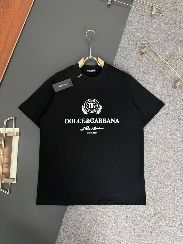 P110Dolce&Gabbana* 杜嘉班纳*Dg* 320G克重磅厚实透气纯棉T恤宽松版型 硅胶印花工艺Logo设计 春夏新款圆领时尚短袖T恤 贴肤舒适，厚