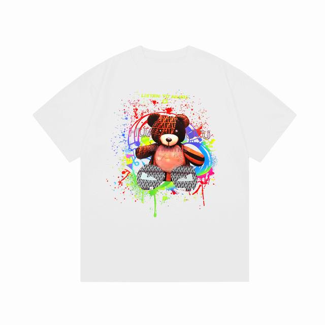 P90 2025夏季新款Fendi 芬迪 小熊双Ff字母Logo印花 300克棉质圆领短袖T恤衫 男女同款 颜色：黑 白 尺码：S-Xxl