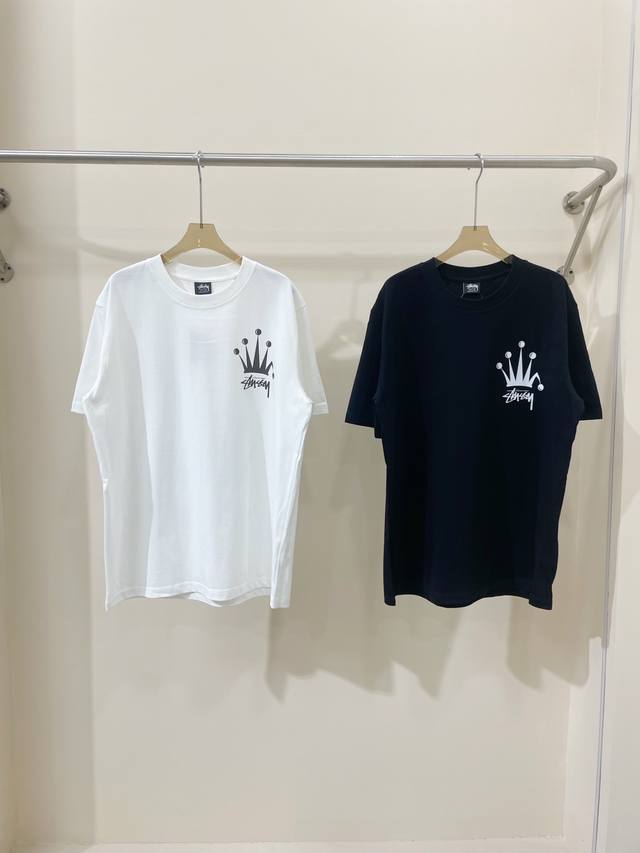 P70 A04# 斯图西 Stussy 春夏系列经典款印花字母Logo 260克双纱面料 宽松版型男女同款 码数：S M L Xl 颜色：黑白两色