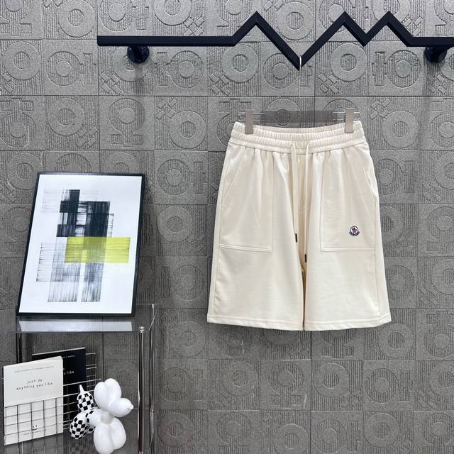 120 隔天到 Moncler 蒙口 小标字母Logo 2025Ss新款针织短裤，定制面料采用威化布织法，超高端针织工艺，版型紧致立体，定制裤绳五金质感强，顺滑