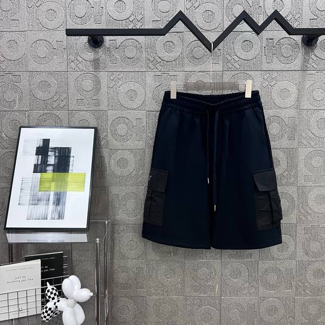 120 隔天到 Prada 普拉达 梭织口袋 三角标字母Logo 2025Ss新款工装短裤，定制面料采用威化布织法，超高端针织工艺，版型紧致立体，定制裤绳五金质