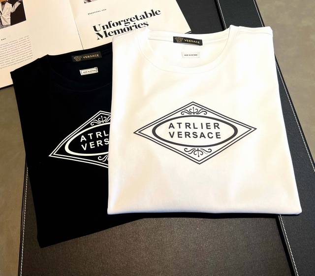 100 Versace～2025年新款春夏丝光棉200克重短袖上新：硅胶工艺定制凸现立体感，范思哲经典字母设计搭配具有可塑性！是春夏穿搭的不二选择！ 颜色：黑