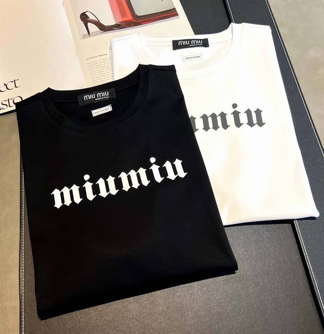 100 Miu～2025年新款春夏丝光棉200克重短袖上新：硅胶工艺定制凸现立体感，缪缪经典字母设计搭配具有可塑性！是春夏穿搭的不二选择！ 颜色：黑 白 码数：