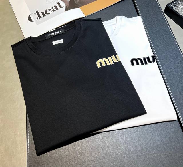 100 Miumiu～2025年新款春夏丝光棉200克重的短袖T恤上新：缪缪经典字母设计搭配硅胶工艺定制凸现立体效果拉满！简约大方得体穿搭出街必备！ 颜色：黑