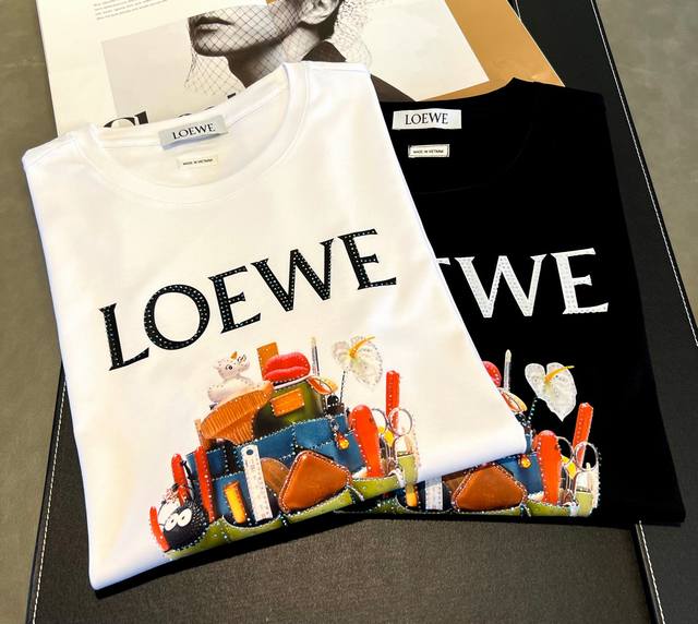 100 Loewe～罗意威2025年新款200克丝光棉短袖T恤上新，经典字母加上彩钻工艺，结合卡通印花烫钻Logo一整个色彩系列搭配不违和！男女版型皆有同款喔！
