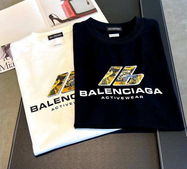 110 Balenciaga~巴黎2025年新款春夏纯棉短袖270克重的双纱平纹：经典字母植绒Logoib立体厚贴布图案结合设计风格，色彩鲜明对比很有特点！男女