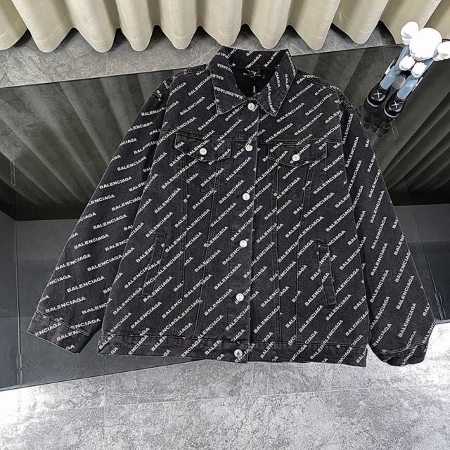 P170 Balenciaga Ss22 巴黎世家满印经典Logo印花经典款牛仔夹克外套 -全衣满印Logo字母清晰可见 不会掉色 -重工洗水 + 定做纽扣 -