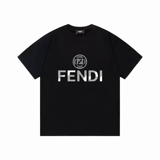 100 Fendi 芬迪 标识Logo字母百搭潮流短袖T恤男女同款 吊牌 领标 水洗唛 三标齐全 定织定染280克精梳棉面料 尺码：S-Xxl 颜色：黑色，白色