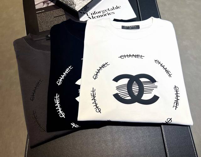 110 Chanel～2025年新款春夏纯棉潮牌短袖270克重上新：香奈儿新款硅胶工艺Logo定制搭配印花字母凸现立体大气成熟感，简约大方经典的Logo设计是春
