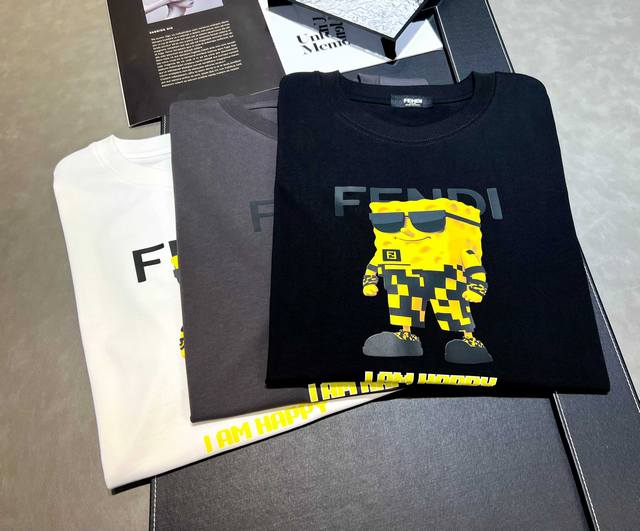110 Fendi 2025年新款春夏丝光棉270克重短袖T恤上新：芬迪经典字母采用印花工艺搭配海绵宝宝的图案设计很有特色性，色彩鲜明独特！是春夏入手必备短袖T