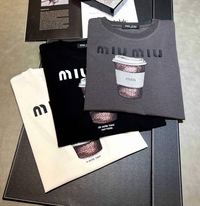 110 Miumiu～2025年新款春夏纯棉潮牌270克重短袖上新：字母采用硅胶工艺定制凸现立体感，缪缪经典字母设计搭配印花烫钻咖啡杯具有三重工艺结合！是春夏穿