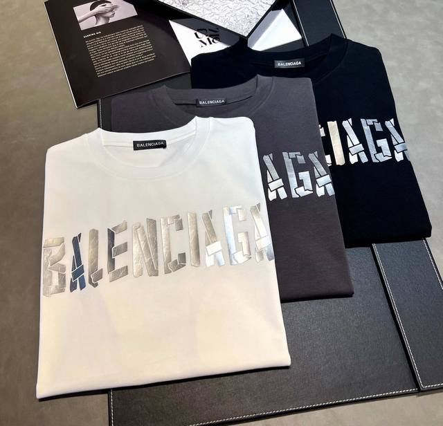 110 Balenciaga 2025年新款春夏270克重纯棉潮牌短袖T恤上新：巴黎家新款采用亮片硅胶的工艺搭配字母组合定制凸现重工艺的款式，是春夏男女同款穿搭