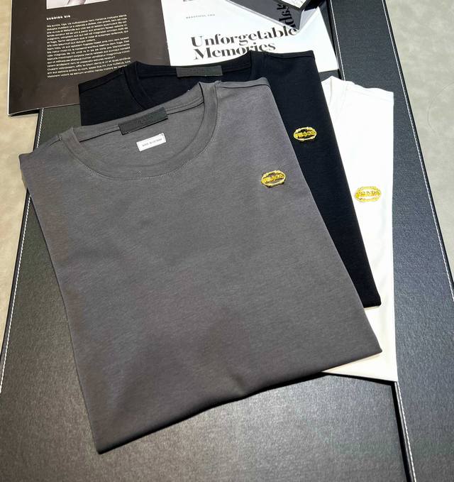 100 Prada～2025年新款春夏丝光棉200克重短袖T恤上新：运用金属工艺定制搭配字母设计组合很有特点，简单大方得体的穿搭上身档次一点也不Low！是春夏值