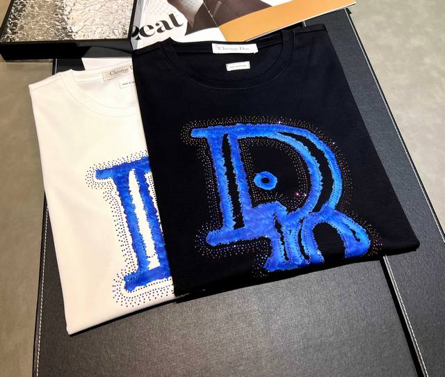 100 Dior~2025年新款春夏丝光棉200克重短袖T恤上新：迪奥新款Logo字母设计克莱因蓝配色，结合印花烫钻工艺，有型有质感！男女可穿搭！ 颜色：黑 白