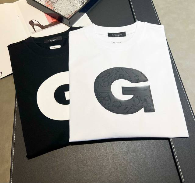 100 Givenchy 2025年新款春夏纯棉210克重短袖T恤上新：纪梵希经典字母G的Logo搭配硅皮工艺定制结合图案设计一眼吸睛！黑白色的搭配从不出错 颜