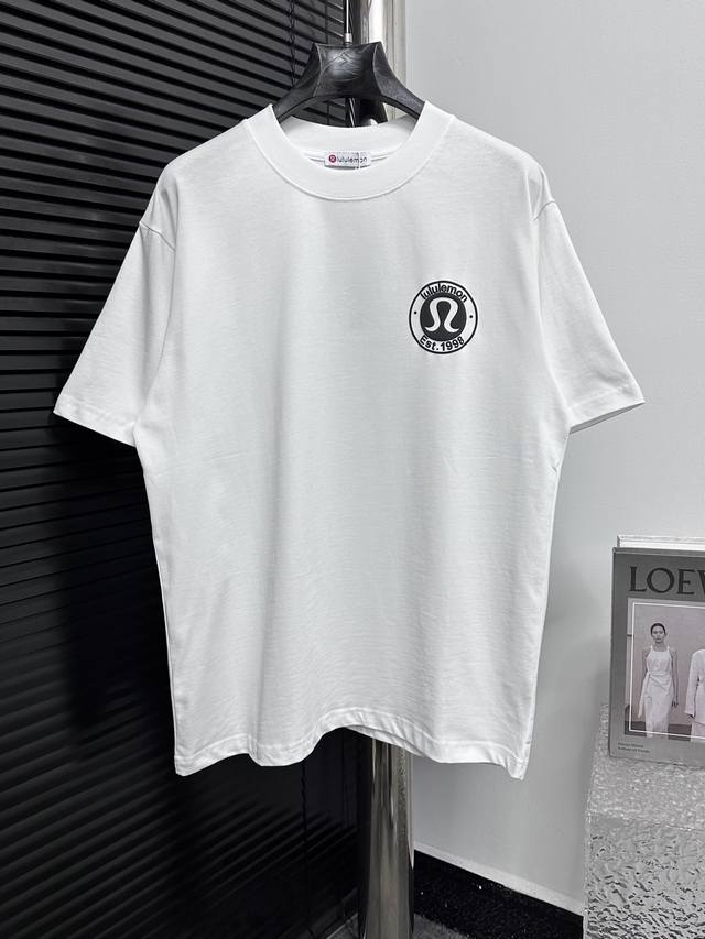 P100 Lululemon 露露25Ss标识圆领短袖T桖 280G 26支定制定染双纱棉，男女同款，三标齐全。Os 版型 宽松有型且区别低版本瘦长版型上身拉胯