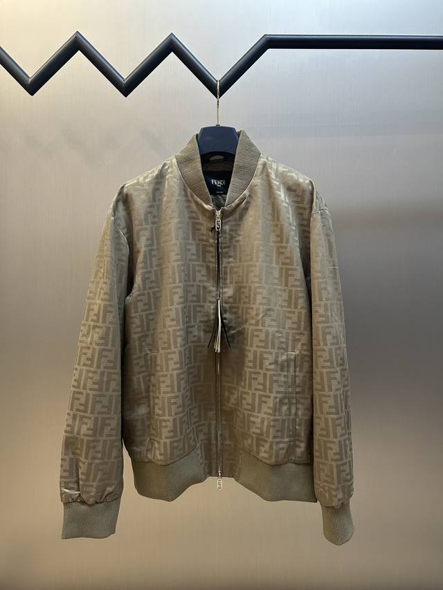 P440 Fendi 满印提花夹克 采用双层棉质复合面料，是由两层棉质面料通过特殊工艺复合而成的一种面料。这种面料结合了棉质的舒适性和透气性，复合后才能还原面料