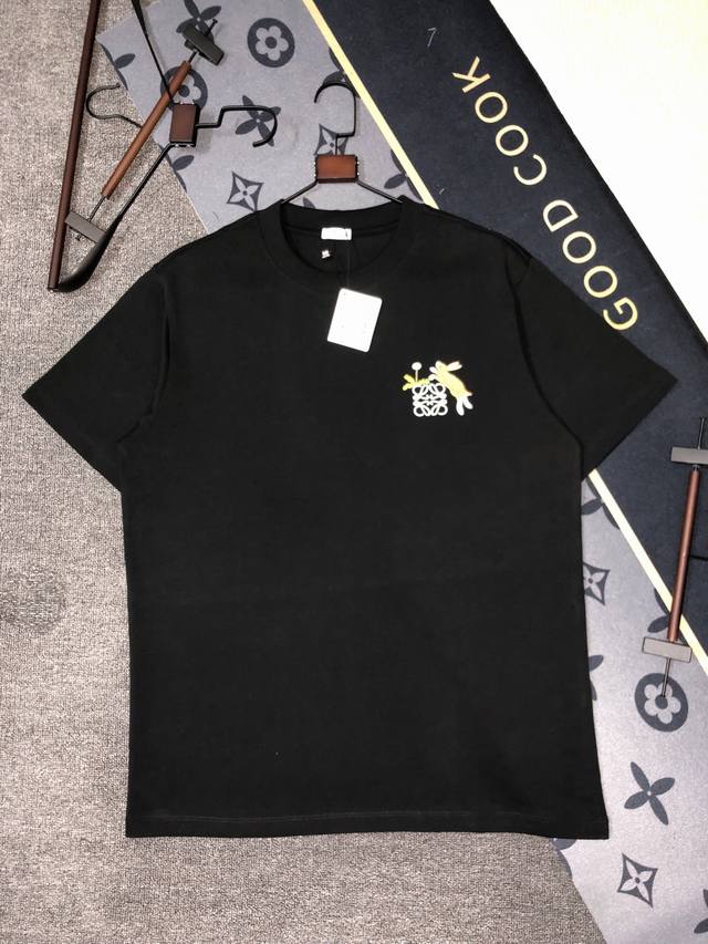 P110 Loewe短袖T恤 工艺：刺绣 颜色：黑色 灰色 码数：S～Xl 面料：精梳紧密棉盖棉280G