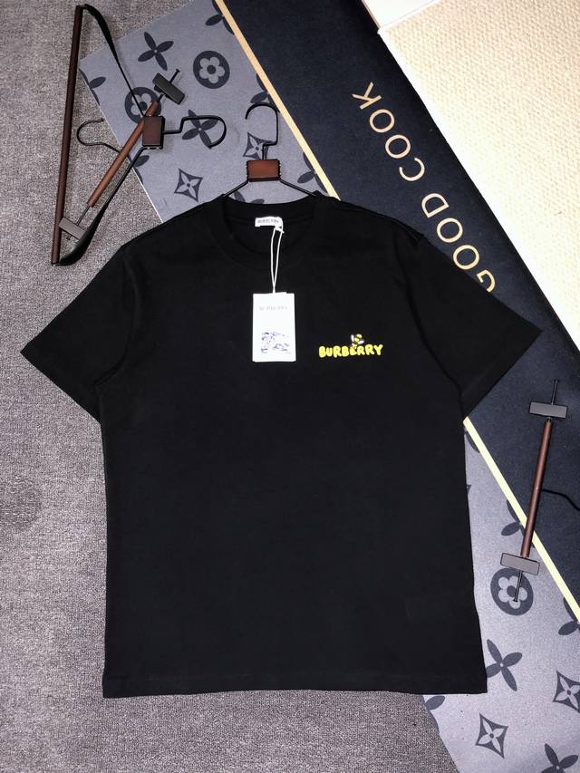 P110 Burberry 25S夏款 颜色 黑色 杏色 尺码 S M L Xl 前后小蜜蜂印花280G精梳紧密棉 高品质 男女同款