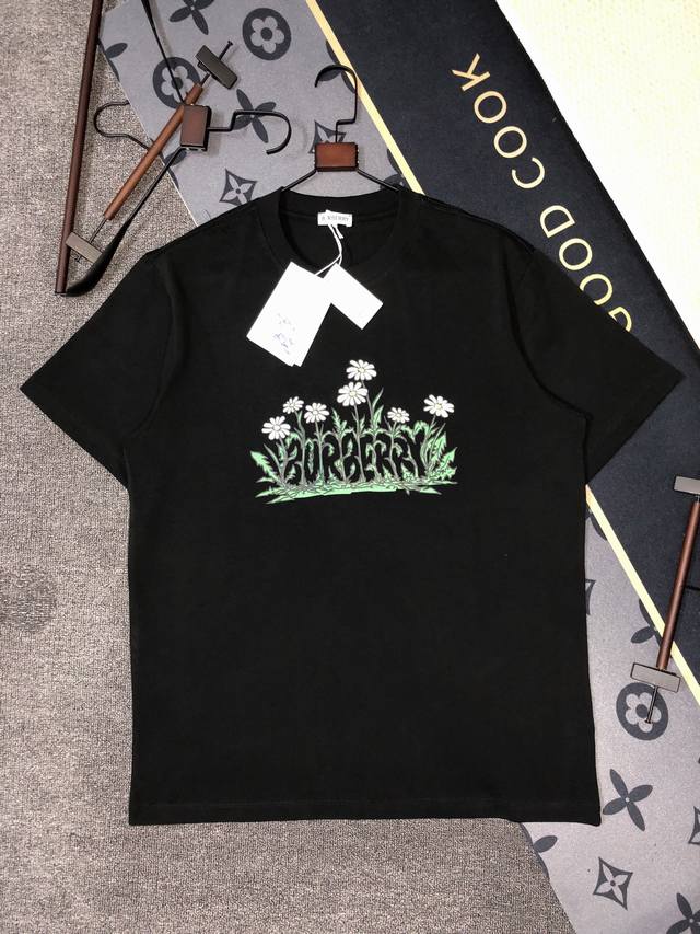 P110 Burberry巴宝莉短袖T恤 工艺：印花 颜色：黑色 杏色 码数：S~Xl 面料：精梳紧密棉盖棉280G B柔顺手感 宽松版型设计 男女同款