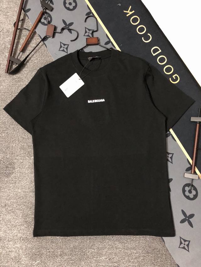 P110 Balenciaga短袖T恤 工艺：前后字母Logo刺绣 颜色：黑色 白色 码数：S~Xl 面料：精梳紧密棉盖棉280G
