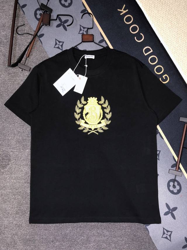 P110 Burberry 25S夏款 颜色 黑色 白色 尺码 S M L Xl 胸前金丝绣花 280G精梳紧密棉 高品质 男女同款