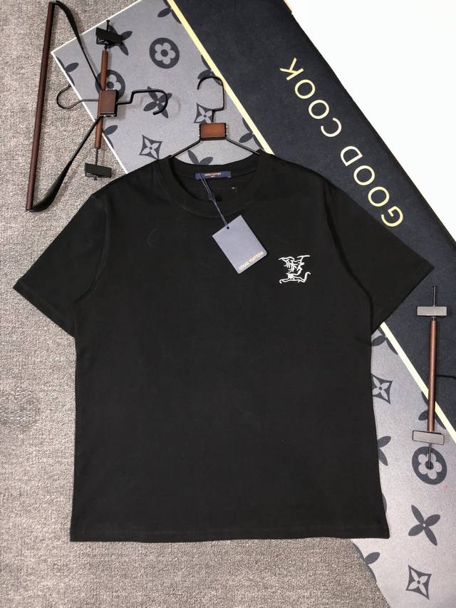 P110 Lv 路易威登短袖T恤 工艺：绣花＋皮章秀 颜色：黑色 白色 码数：S~Xl 面料：精梳紧密棉盖棉280G B柔顺手感 宽松版型设计 男女同款