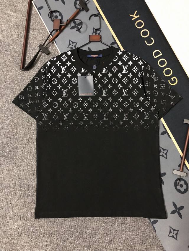 P110 Lv 短袖T恤 工艺：Logo半满印花 颜色：黑色 白色 码数：S~Xl 面料：精梳紧密棉盖棉280G