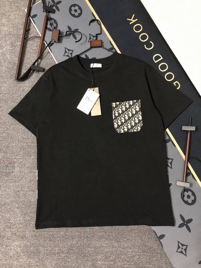 P110 Dior迪奥短袖T恤 工艺：印花刺绣 颜色：黑色 白色 码数：S~Xl 面料：精梳紧密棉盖棉280G 柔顺手感 宽松版型设计 男女款