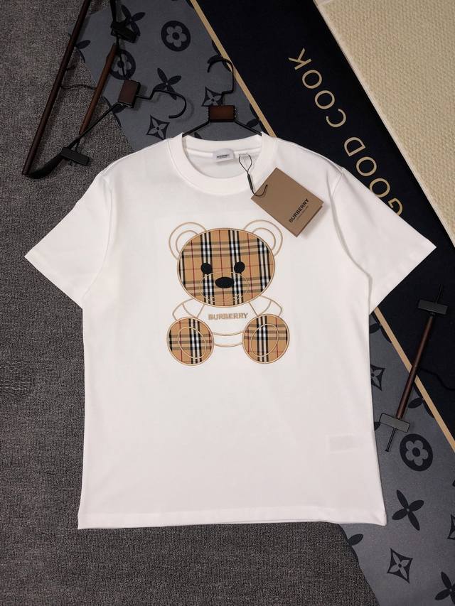 P110 Burberry短袖T恤 工艺：大狗熊刺绣 颜色：黑色 白色 码数：S～Xl 面料：精梳紧密棉盖棉280克