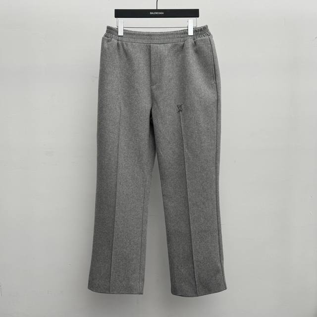 1V 24新款羊毛金属标科技运动长裤 Size S M L Xl P320 取材科技绵羊毛，上身舒适，质感满满以考究剪裁重绎动感廓形，弹力腰部升级垂坠质感 侧袋