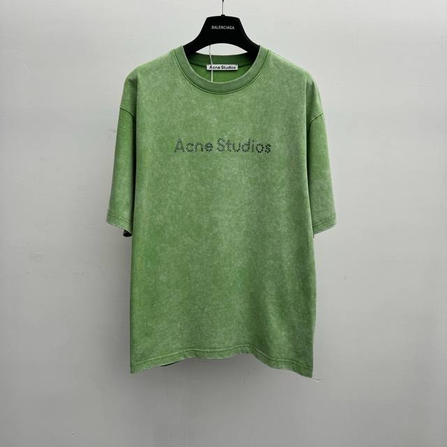 Acne Studio 25春夏新款烫钻徽标圆领短袖T恤 Size S M L Xl P150 采用定制重磅棉质面料，柔软亲肤却保留筋骨感，透气性与垂坠感完美平
