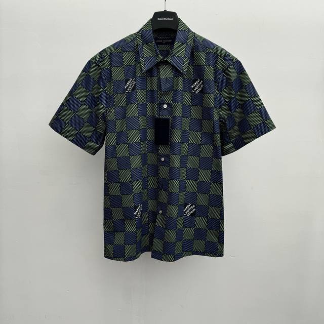 1V 25新款春夏系列Damier 格纹短袖衬衫 Size S M L Xl P280 以摩登视角诠释经典格纹、翻转即现全幅 Monogram 图案、工致镂刻品