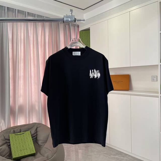 P100 马吉拉Mm6 2025夏季新款 个性Logo印花 定制面料300G 短袖T恤 男女同款 尺码：S M L Xl Xxl 五个码 颜色：黑色 白色 玫红