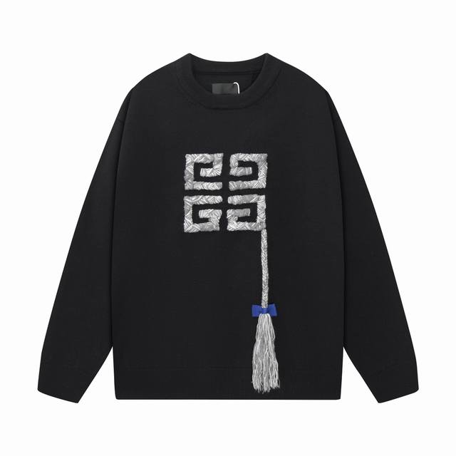 P240 Gvc 手工辫子毛衣 采用48支羊毛混仿，正面饰以4G Logo手工编织使得花式立体在羊毛上具有三维的视觉效果 主要用于填充形状细长而弯曲的线条，它的